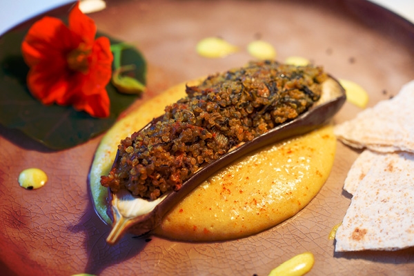 Aubergines met quinoa-groentevulling, aardappelpuree en gebakken pastinaak