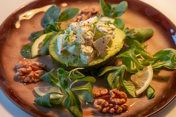 Avocado, gevuld met selderij, appel en walnoten