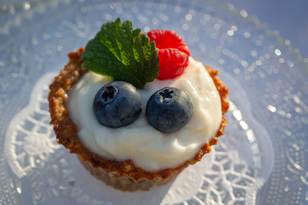 Bananentörtchen mit Kokoscreme gefüllt und frischen Beeren