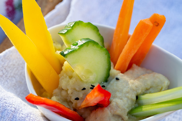 Cremiges Kartoffelpüree und Hummus mit Gemüsesticks im Glas