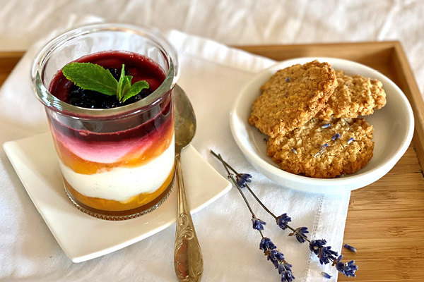 Kokosdessert met perzik en blauwe bosbessen & haverkoekjes met lavendel en ahornsiroop