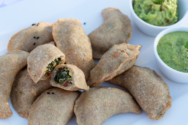 Spinatsamosas mit Guacamole und Minzchutney