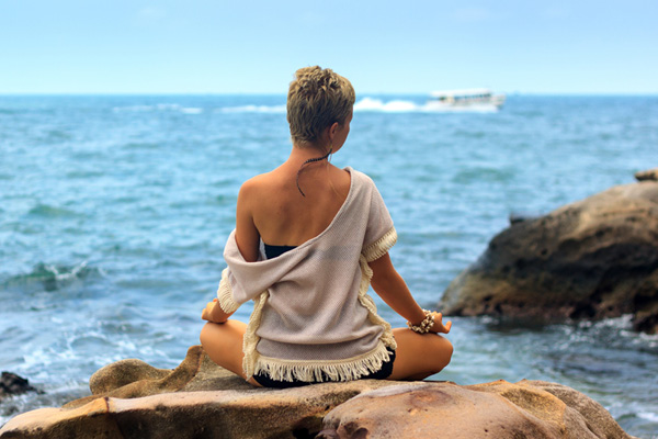 Yoga - vrouw aan het strand